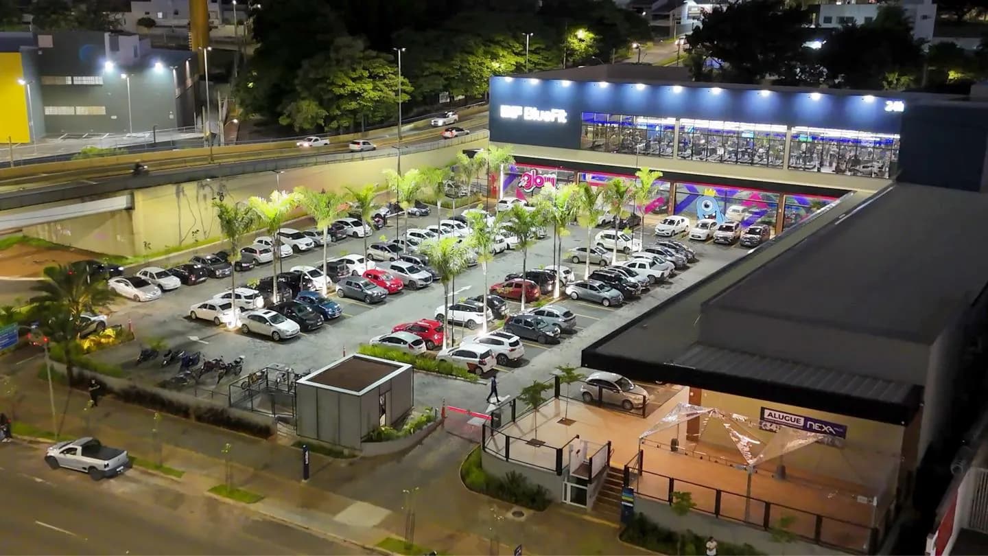 O mall à noite, já em operação