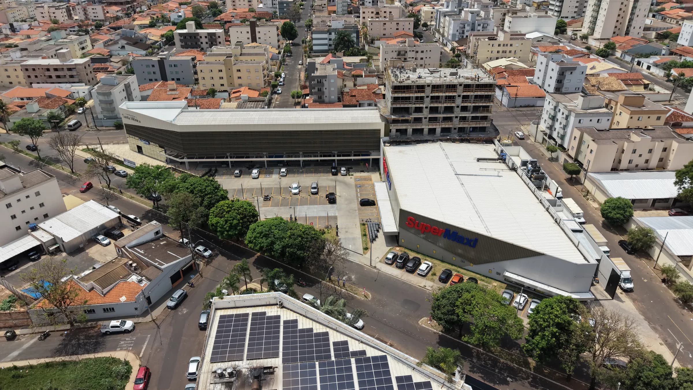 Galeria e supermercado vistos do alto